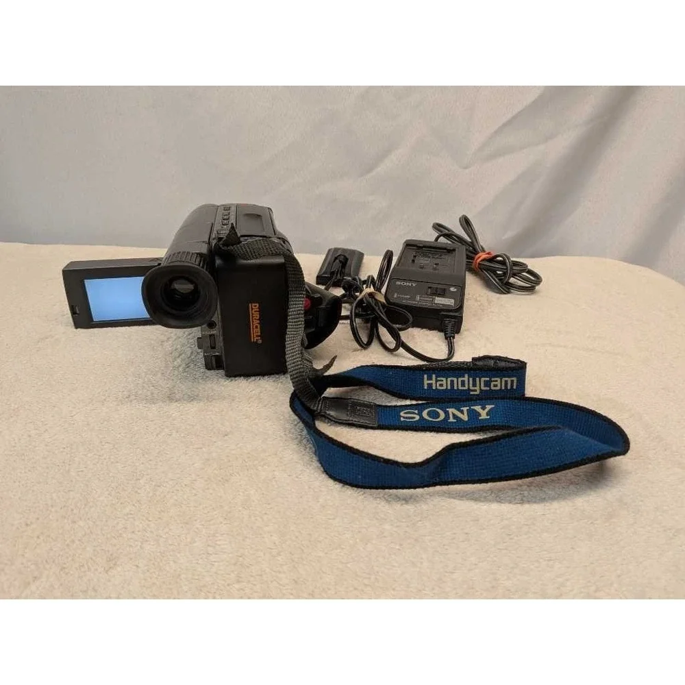Sony Handycam CCD-TRV22 Video 8 Camcorder 26x Zoom‎ SteadyShot w AC Adapter